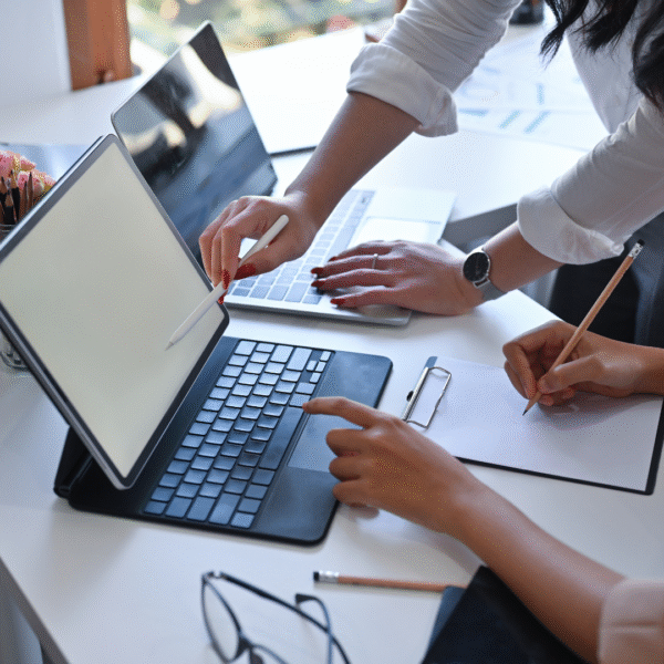 obrazek dekoracyjny przedstawia otwarty laptop i rękę pokazującą na ekran
