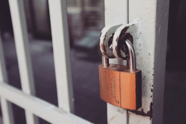 zdjecie drzwi zamkniętych na kłódkę