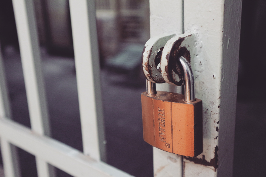 zdjecie drzwi zamkniętych na kłódkę