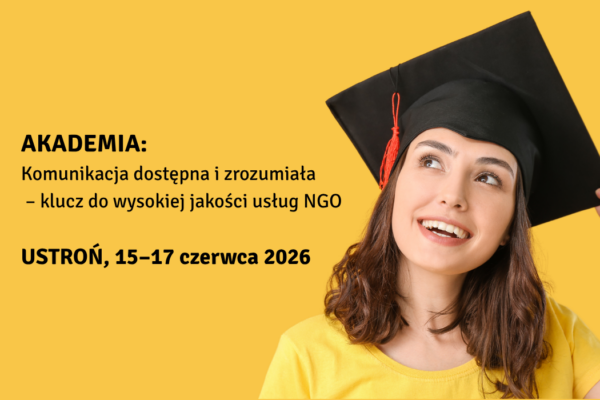 cel dekoracyjny - zdjęcie przedstawia uśmiechniętą uczennicę
