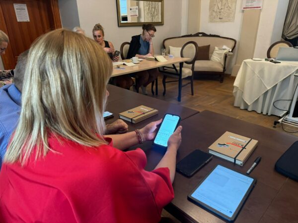 uczestniczka szkolenia testuje możliwości sztucznej inteligencji na telefonie